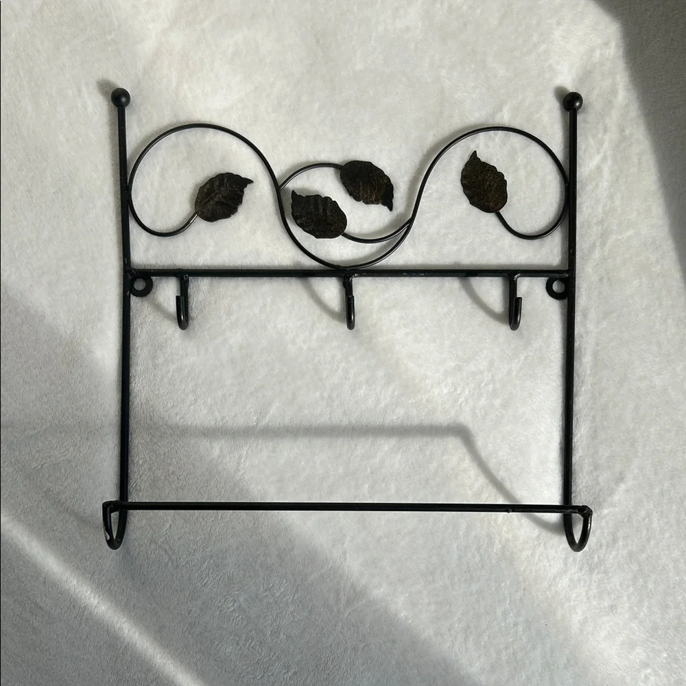 Black Metal Key Rack with Leaf Design